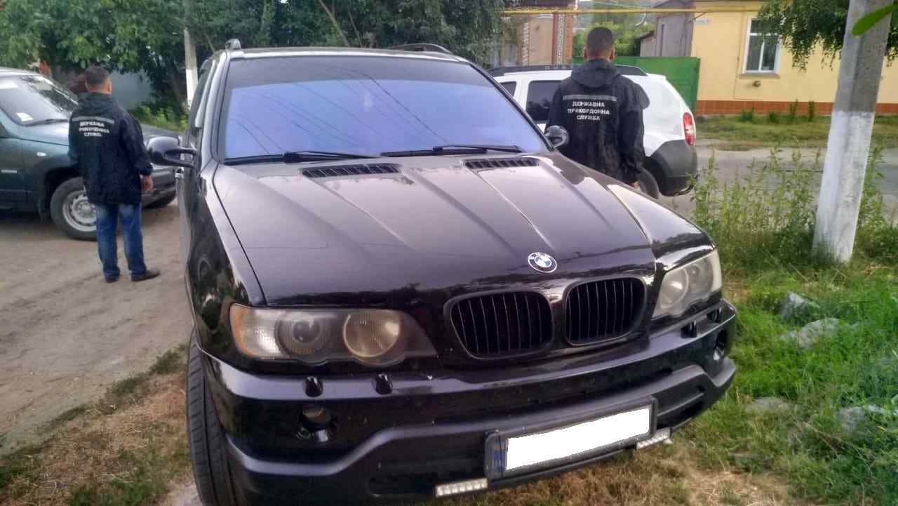 У жителя Балты силовики изъяли «BMW X5». Фото