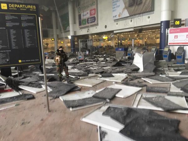 В аэропорту и метро Брюсселя прогремели взрывы (обновлено, фото, видео )