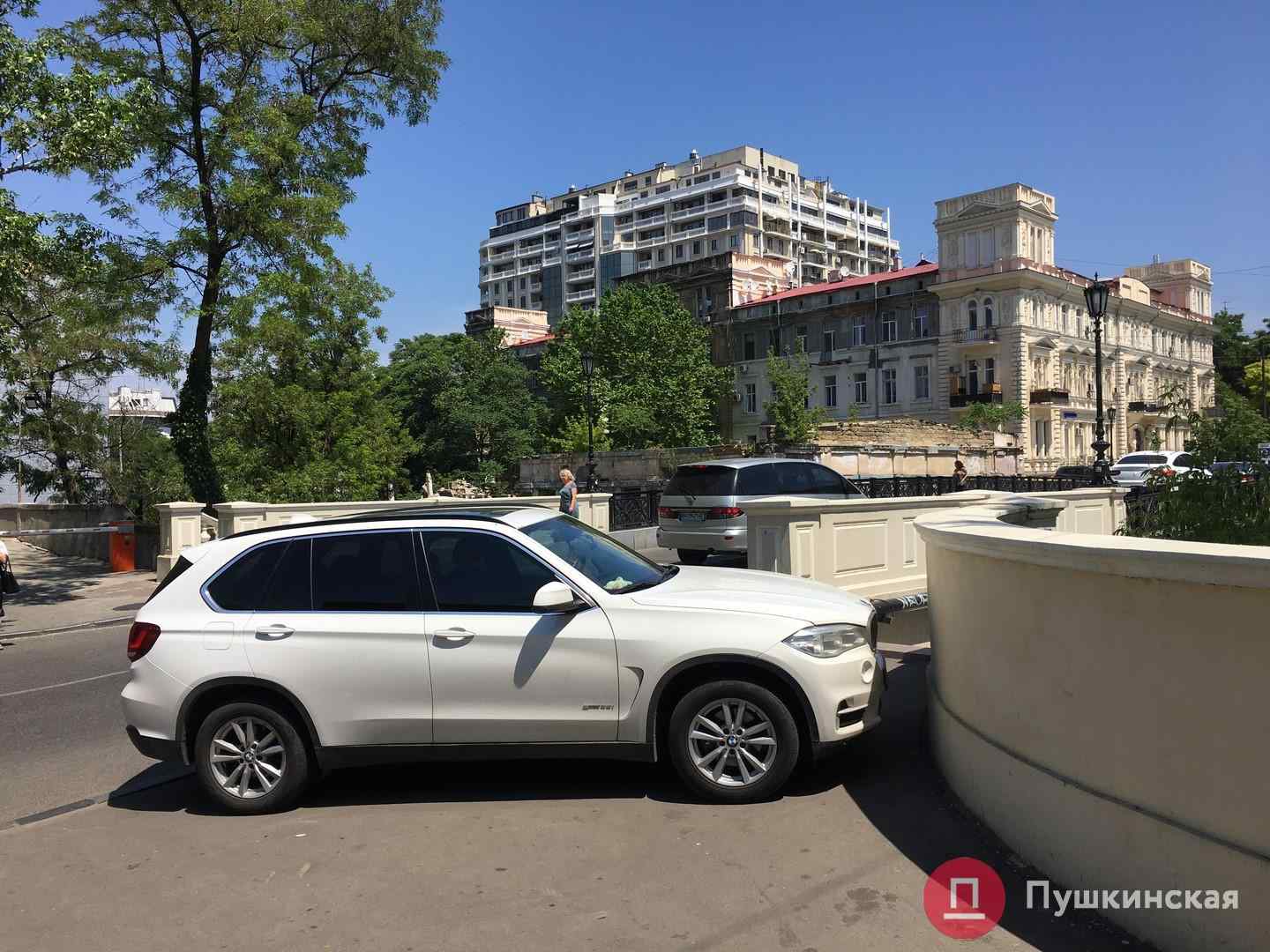 В центре Одессы автохам припарковал авто возле моста Коцебу и заставил пешеходов обходить его по проезжей части. Фото