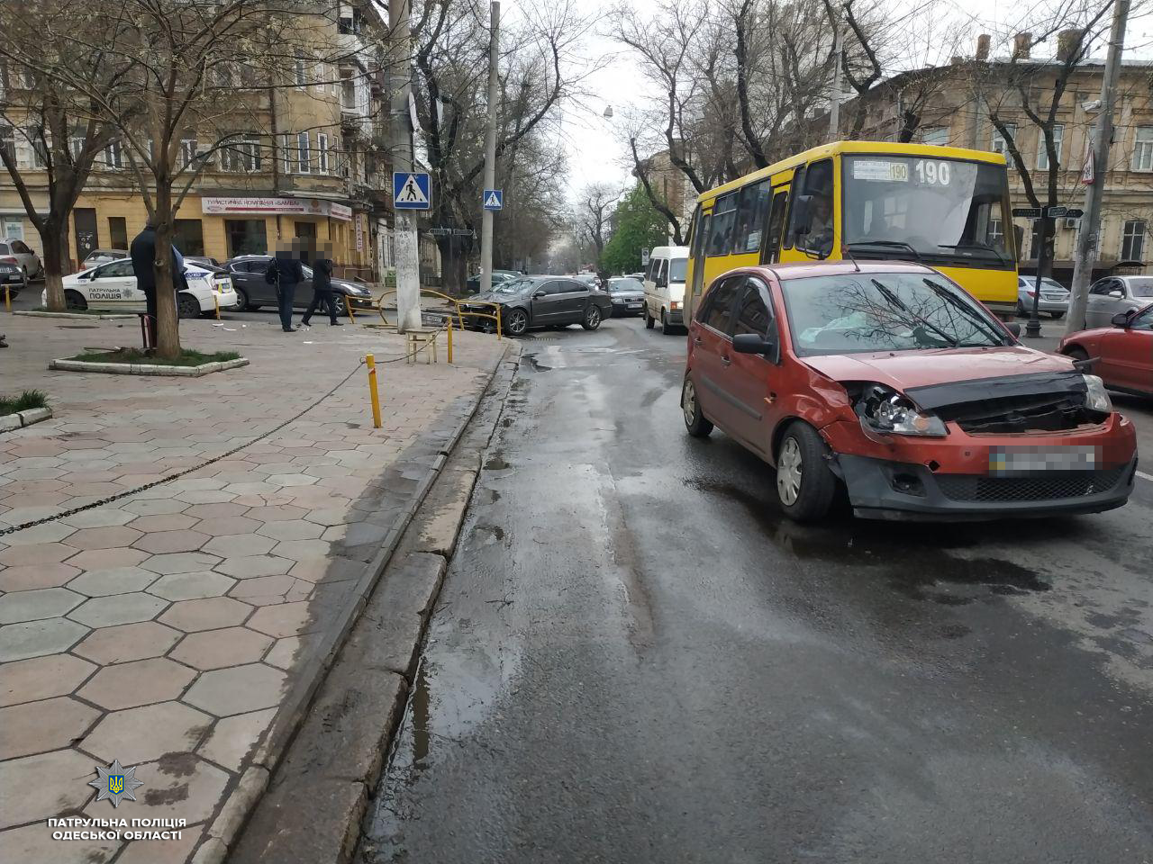 В центре Одессы автомобиль врезался в забор, часть которого отлетела и попала в пешехода. Фото