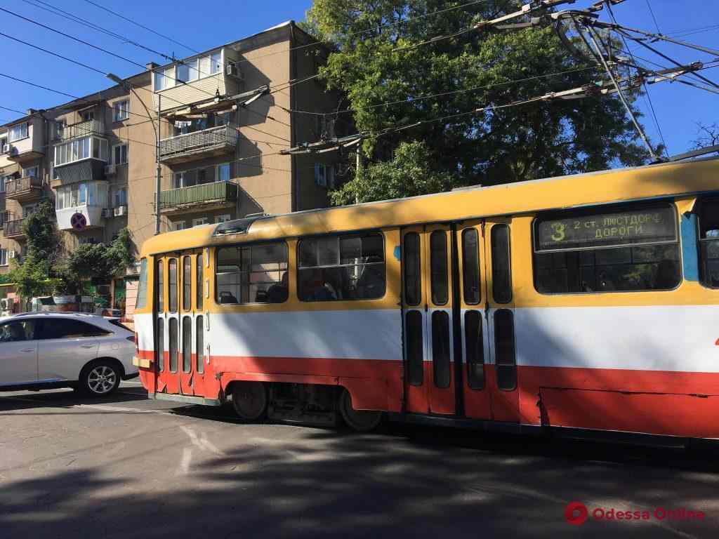 В центре Одессы из-за поломки остановились трамваи