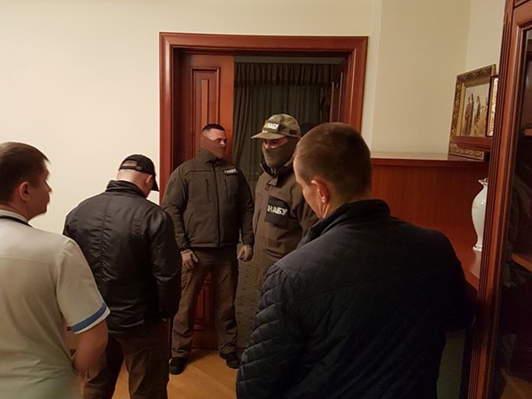 В «Феофании» Насирову все-таки вручили подозрение, но его сразу увезли в реанимацию (фото)