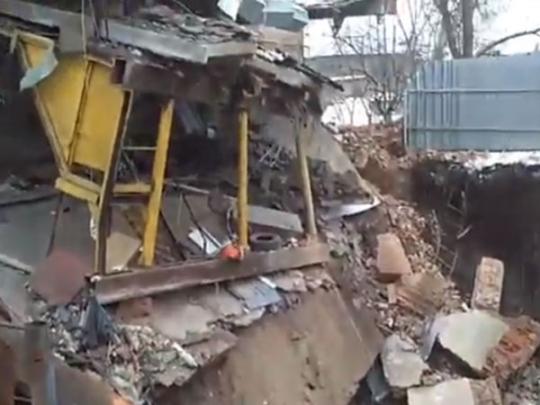 В Харькове ушли под землю здание и двор частного дома (видео)