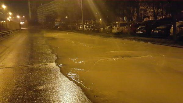 В Киеве из-за прорыва трубы перекрыли дорогу (фото)