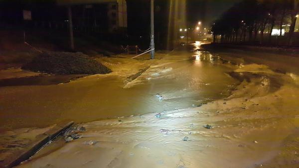 В Киеве из-за прорыва трубы перекрыли дорогу (фото)
