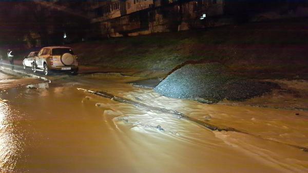 В Киеве из-за прорыва трубы перекрыли дорогу (фото)