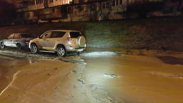 В Киеве из-за прорыва трубы перекрыли дорогу (фото)