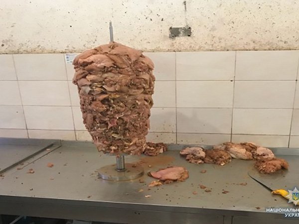 В Киеве на проспекте Бандеры обнаружен подпольный мясоперерабатывающий цех (видео)