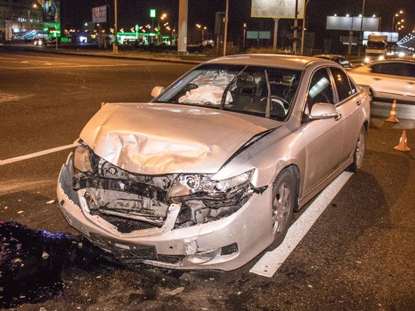 В Киеве на проспекте Бажана Chevrolet влетел в Honda: пострадал человек
