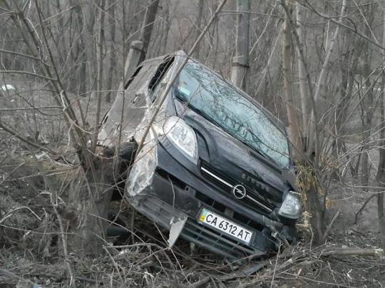 В Киеве пьяного водителя выбросило из авто, летящего с крутого склона (фото)