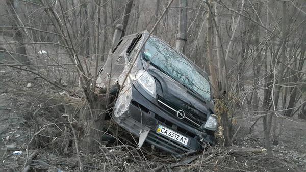В Киеве пьяного водителя выбросило из авто, летящего с крутого склона (фото)