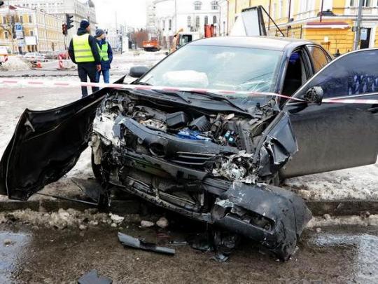 В Киеве Toyota ударом в бок выбросил Skoda на тротуар (фото)