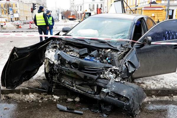 В Киеве Toyota ударом в бок выбросил Skoda на тротуар (фото)