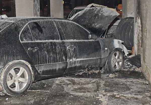 В Киеве во дворе дома сожгли Lexus