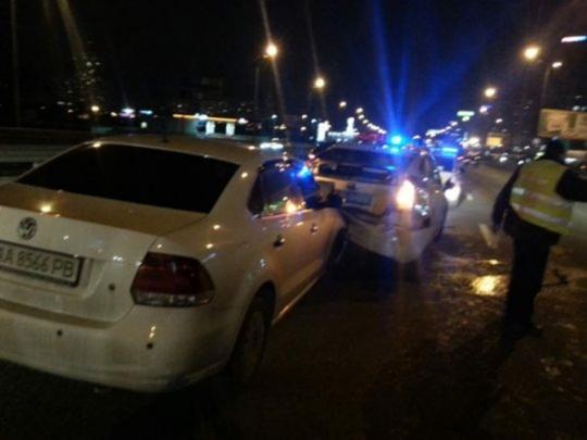 В Киеве водитель врезался в припаркованный автомобиль полиции