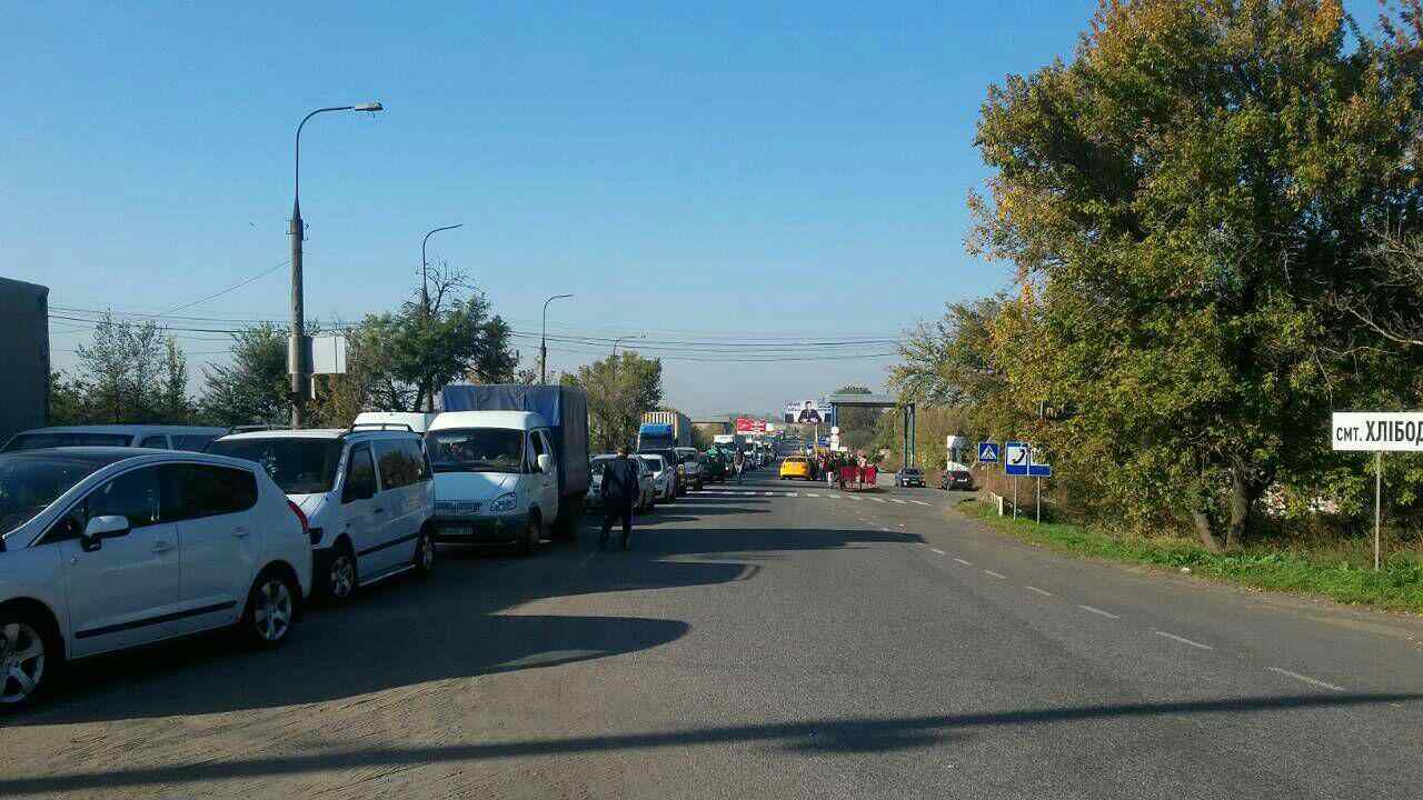 В Одессе автомобилисты требовали снижения цен на бензин и перекрыли дорогу возле Двух столбов. Фото