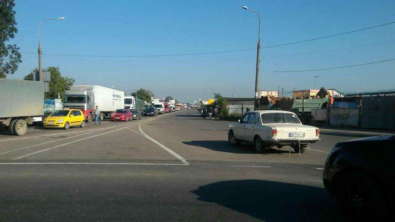 В Одессе автомобилисты требовали снижения цен на бензин и перекрыли дорогу возле Двух столбов. Фото