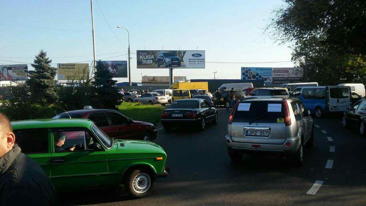 В Одессе автомобилисты требовали снижения цен на бензин и перекрыли дорогу возле Двух столбов. Фото