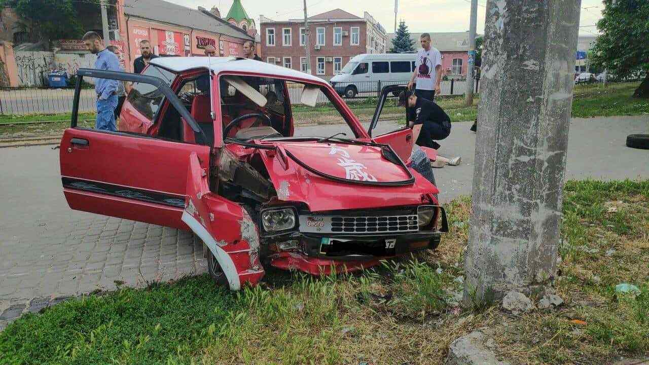 В Одессе девушка-водитель не справилась с управлением и врезалась в столб