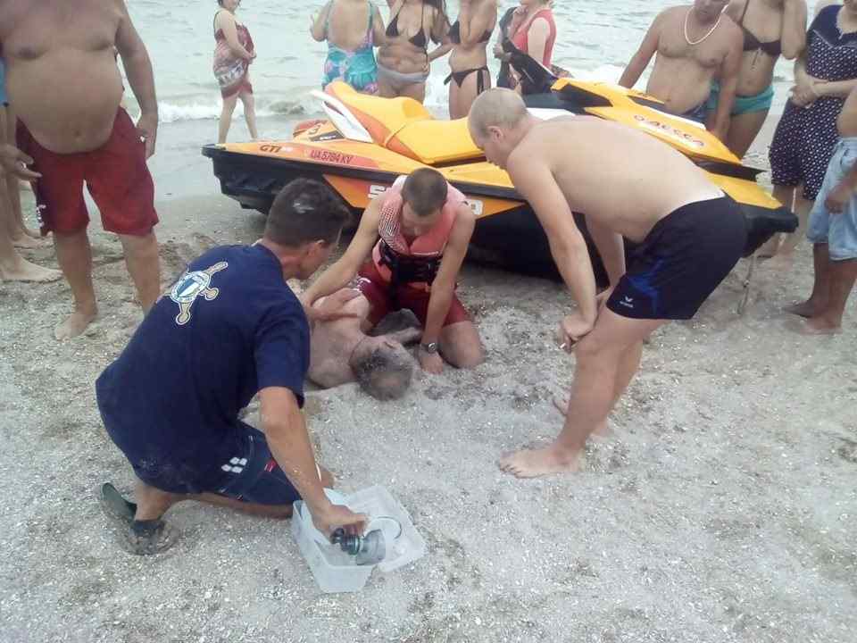 В Одессе ищут родственников спасенного на пляже мужчины. Фото