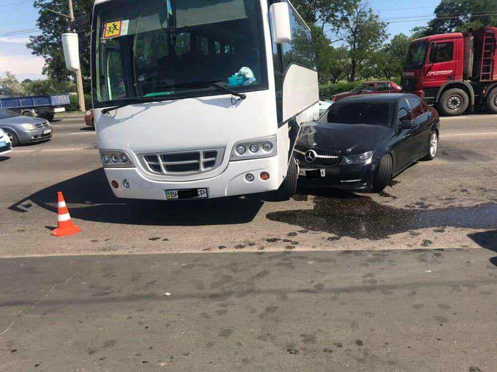 В Одессе в аварию попал экскурсионный автобус с детьми. Фото