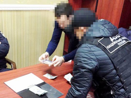 В Одессе задержан автовладелец, предлагавший полицейским 1 тысячу долларов взятки