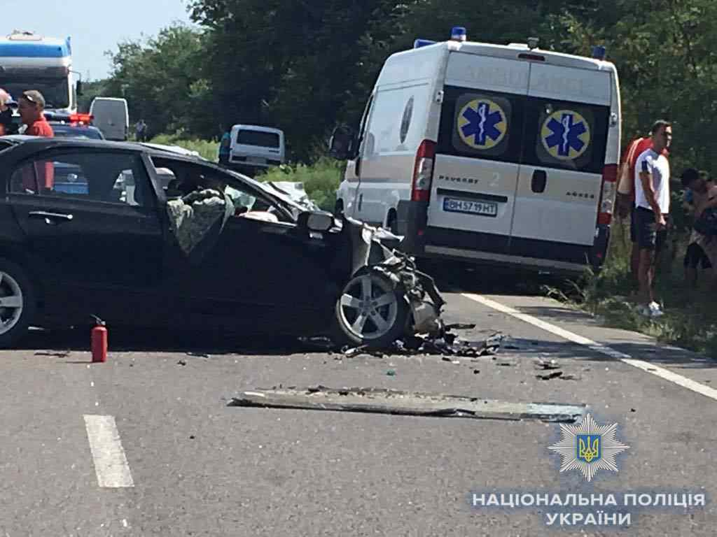В Одесской области легковушка на встречке врезалась в автобус: один человек погиб, семеро - в больнице. Фото