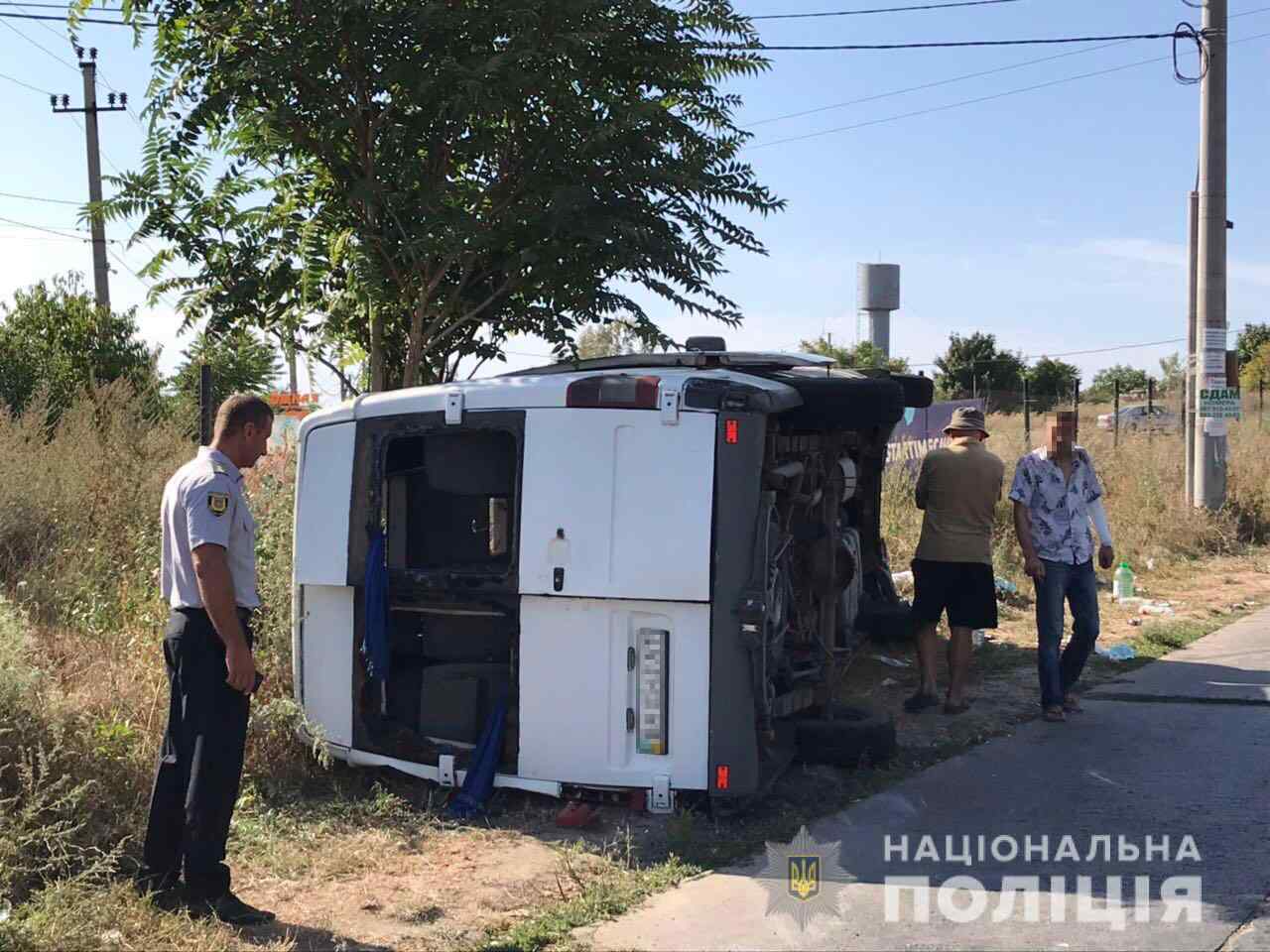 В Одесской области микроавтобус с пассажирами врезался в грузовик: пострадали 11 человек. Фото