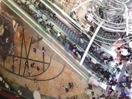 В одном из торговых центров Гонконга свихнувшийся эскалатор травмировал 17 человек (видео)