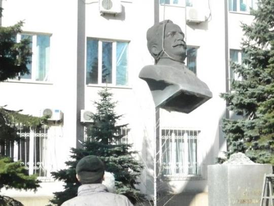 В Запорожье демонтировали бюст Орджоникидзе