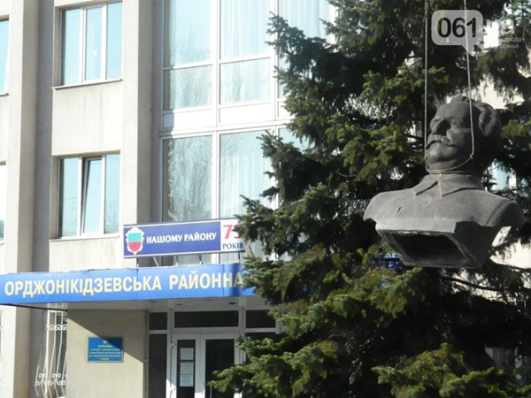 В Запорожье демонтировали бюст Орджоникидзе