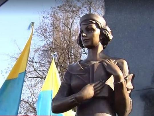 Вандалы надругались над памятником Елене Телиге в Бабьем Яру (фото)