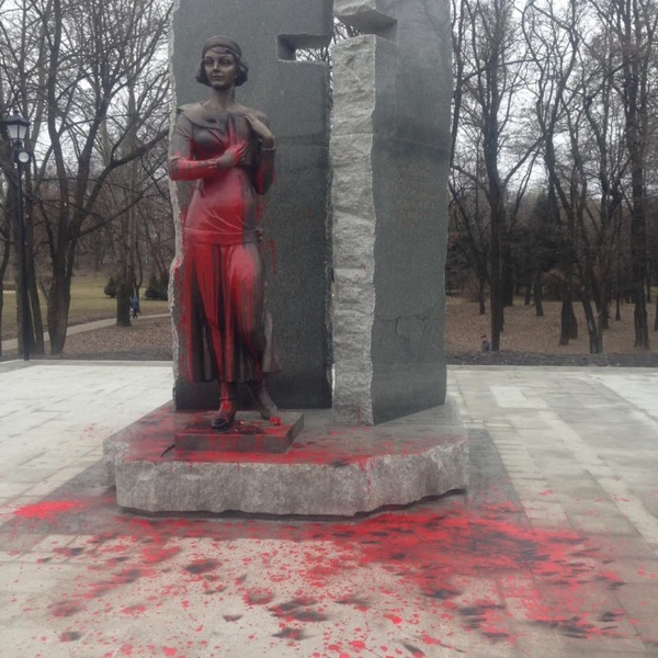 Вандалы надругались над памятником Елене Телиге в Бабьем Яру (фото)