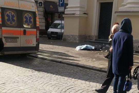 Во Львове глыба льда, сорвавшаяся с крыши церкви, убила прохожую (видео)