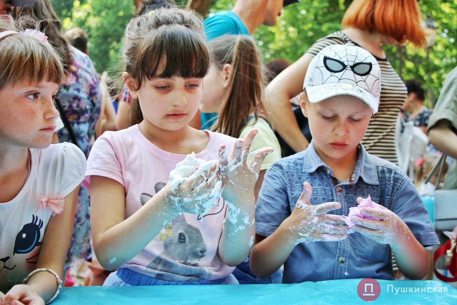 Водные битвы, косплей-шоу и батуты: как в центре Одессы проходит день защиты детей. Фото