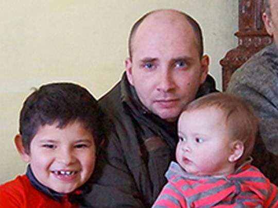 Военнослужащему, которого с тремя малолетними детьми бросила жена, на Львовщине помогают всем миром