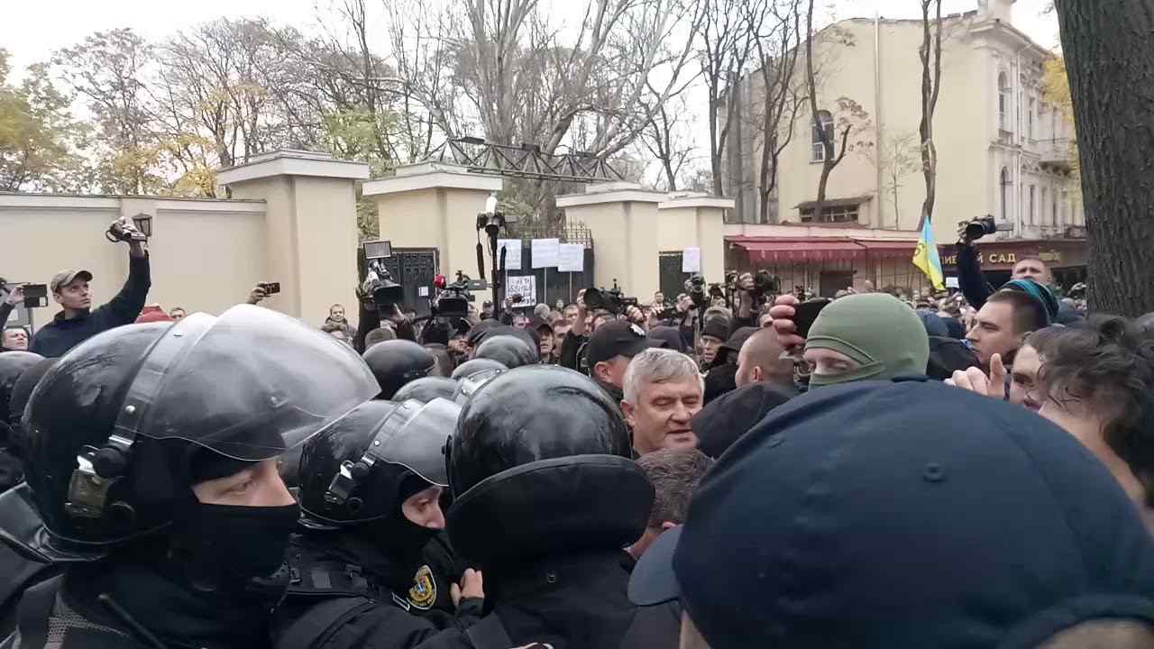 Взрывы, брусчатка и потасовки: в Горсаду с боем сорвали ворота в Летний театр. Фото, видео