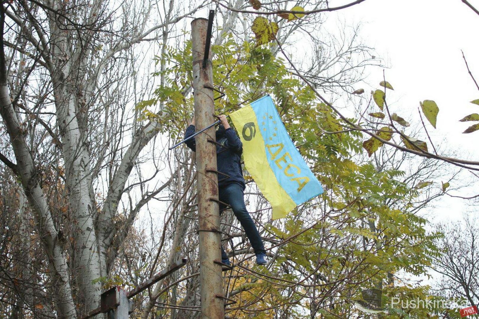Взрывы, брусчатка и потасовки: в Горсаду с боем сорвали ворота в Летний театр. Фото, видео