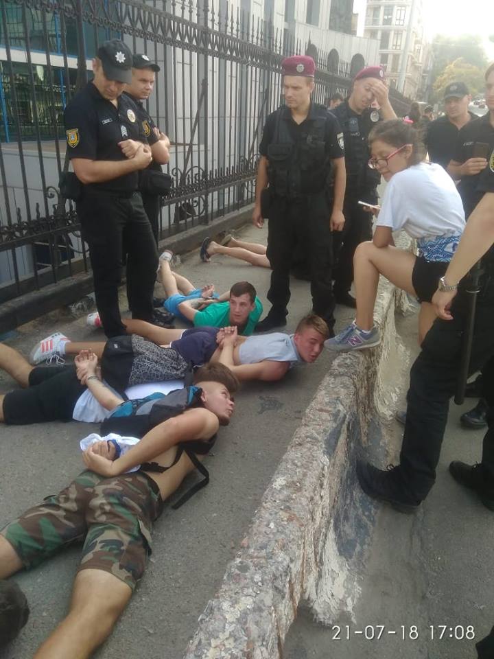 «За грабеж и насилие»: в полицию доставлено семь футбольных болельщиков-дебоширов. Фото, обновлено
