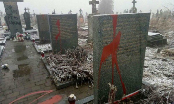 За выходные на Львовщине дважды осквернили памятники погибшим полякам (фото)