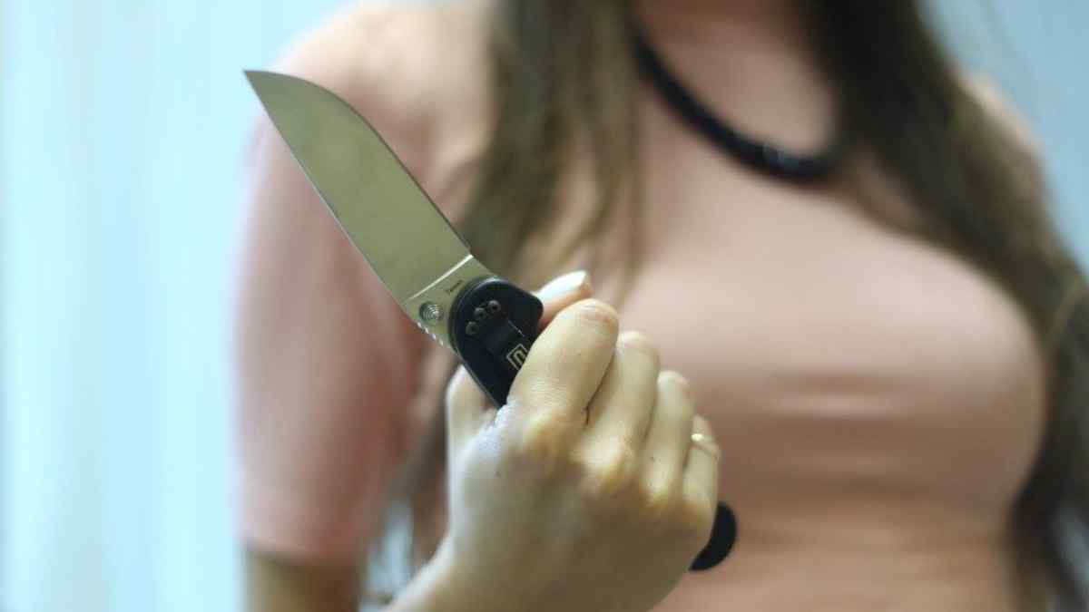 Жительница Одесской области пырнула мужа кухонным ножом в живот и убежала