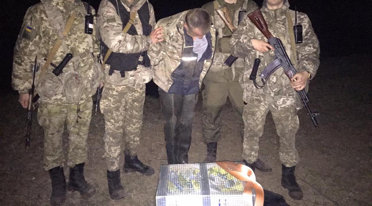 150 попугаев: на границе задержали оригинального контрабандиста (фото, видео)