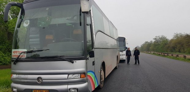 9 мая в Украине: неизвестные бросили камни в автобус с людьми возле Кривого Рога