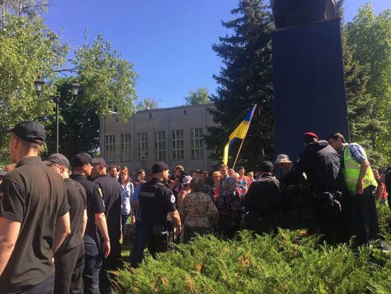 Акция с кирпичами: в Харькове прошел митинг против возвращения проспекту города имени Жукова