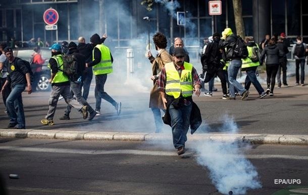 Акцию желтых жилетов во Франции поддержали почти 12 тысяч человек