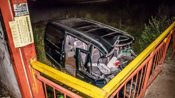 Авто влетіло в зупинку під Дніпром: пасажирів затиснуло у салоні – фото і відео