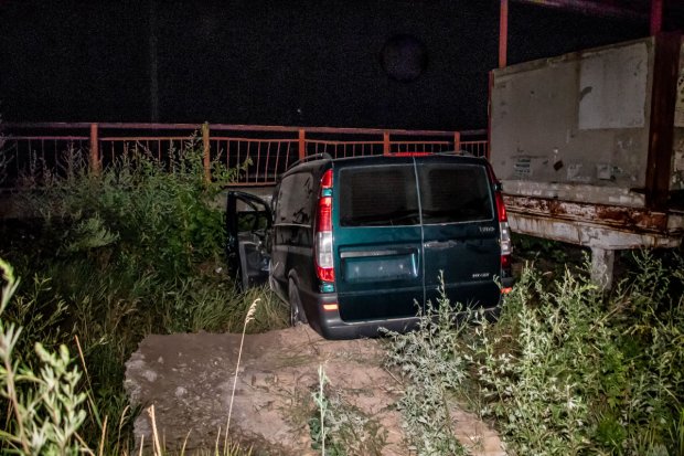 Авто влетіло в зупинку під Дніпром: пасажирів затиснуло у салоні – фото і відео