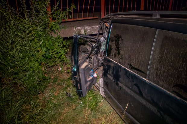 Авто влетіло в зупинку під Дніпром: пасажирів затиснуло у салоні – фото і відео