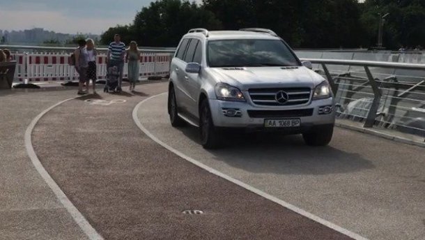 Автомобиль на мосту Кличко: полиция обнародовала детали о горе-водителе
