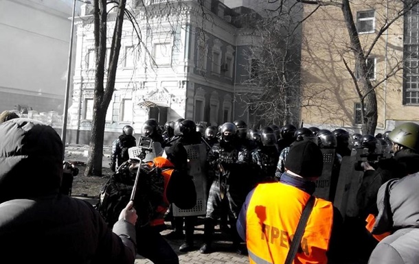 Беркут зачистил от митингующих офис ПР в Киеве